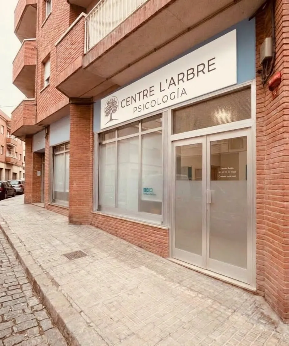 Façana del Centre l’Arbre, al carrer de Sant Llorenç de Mollet del Vallès